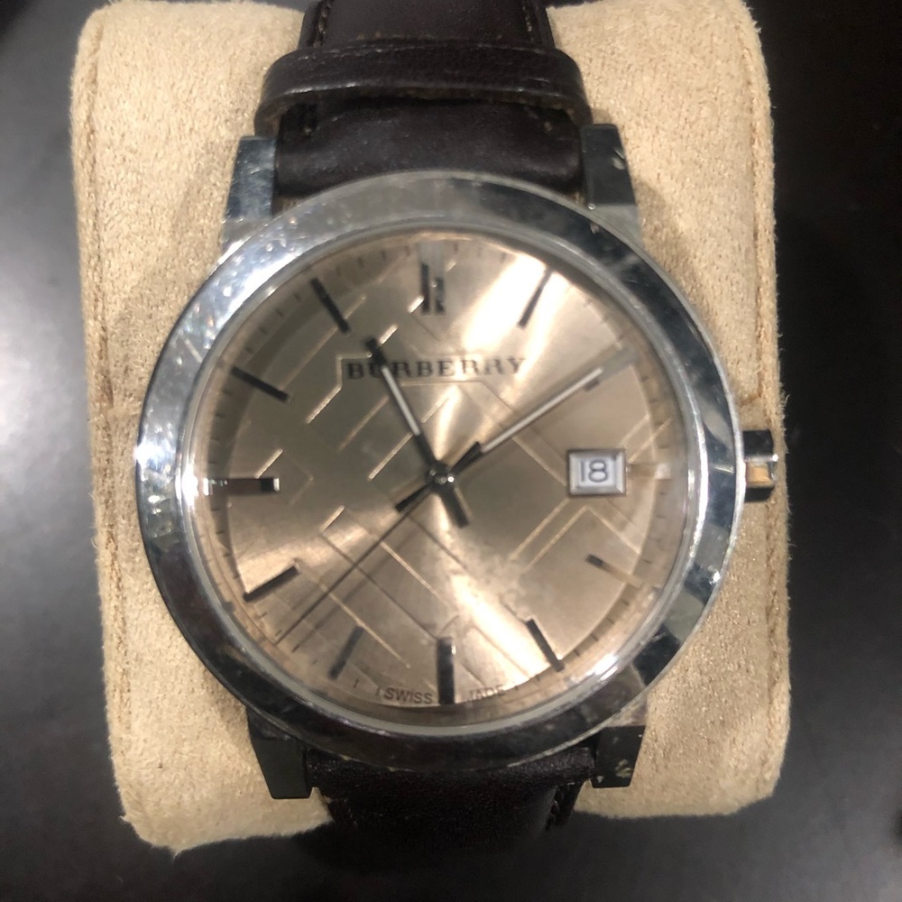 Woman’s brown leather Burberry watch - Picture 2 of 8